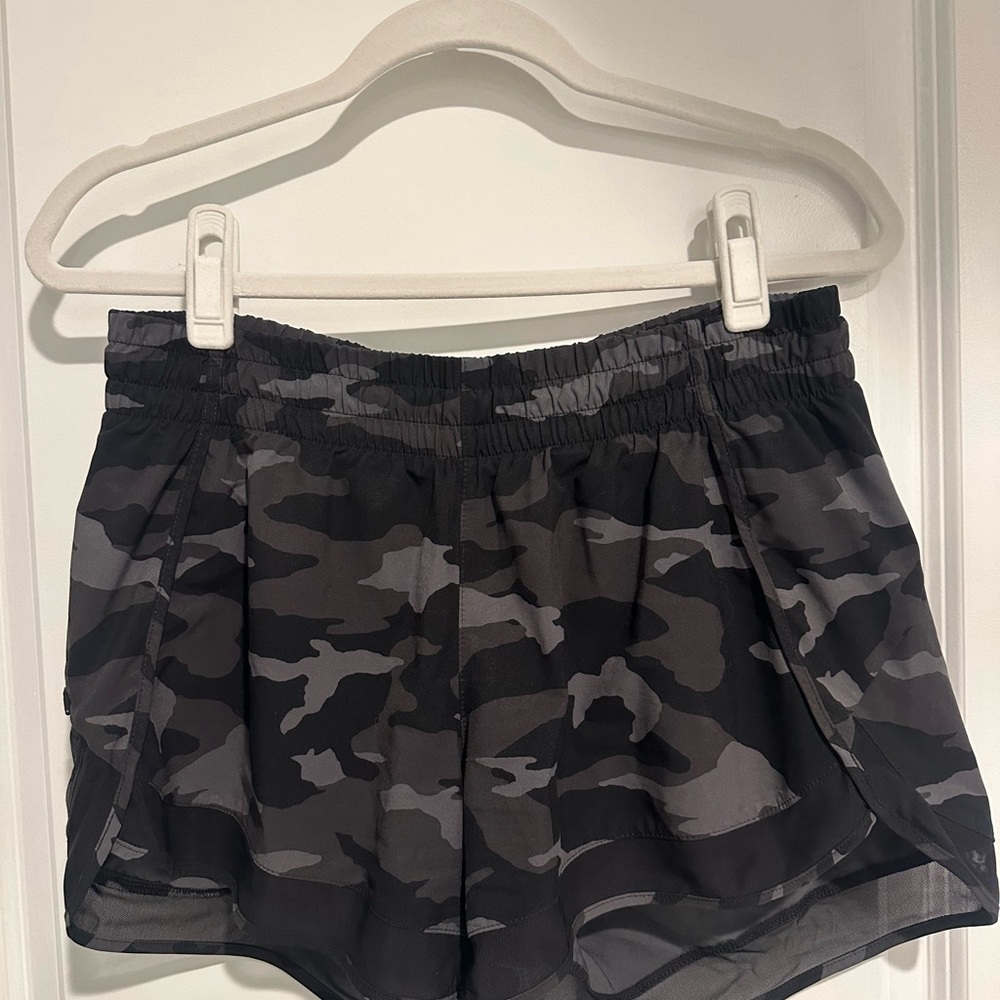 Athleta Womens Mesh Racer Run Shorts 4” - black camo